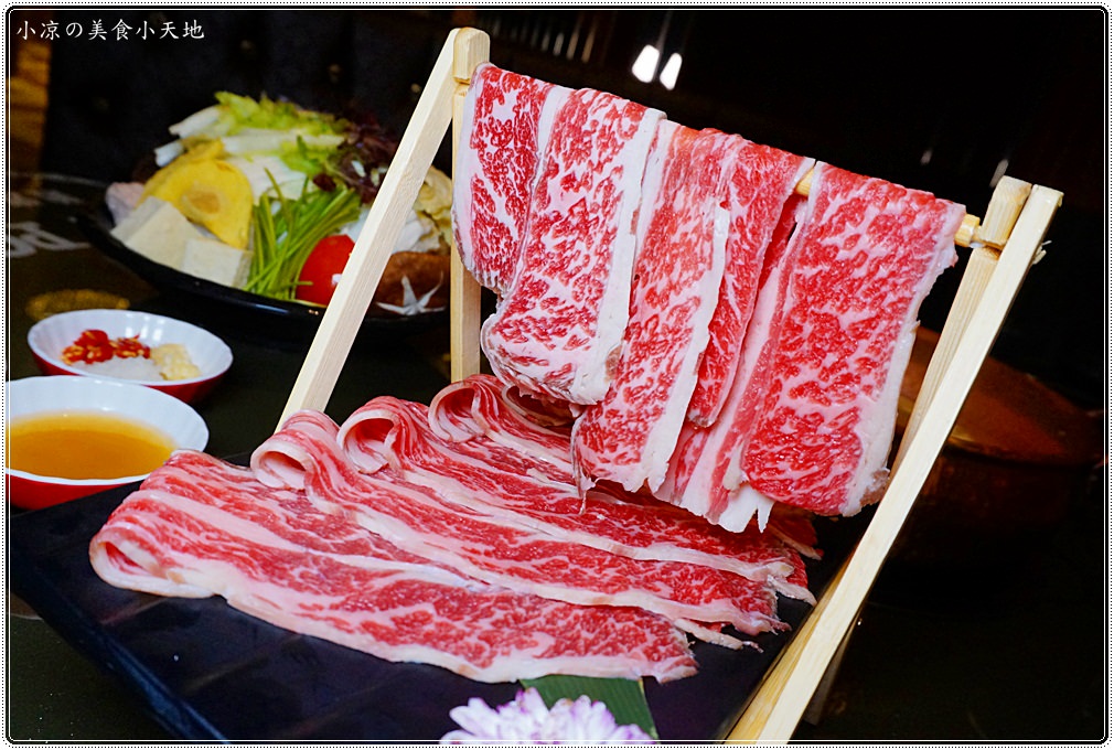 台中火鍋推薦』哈波火鍋 濕式熟成冷藏肉專門║水草燈工業風，另類棉花糖壽喜鍋、握壽司入火鍋？生猛海鮮活跳跳上桌！ - 小凉的美食小天地