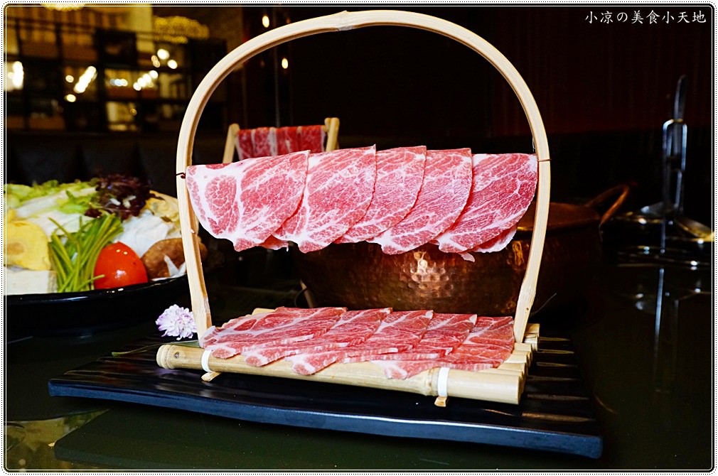 台中火鍋推薦』哈波火鍋 濕式熟成冷藏肉專門║水草燈工業風，另類棉花糖壽喜鍋、握壽司入火鍋？生猛海鮮活跳跳上桌！ - 小凉的美食小天地