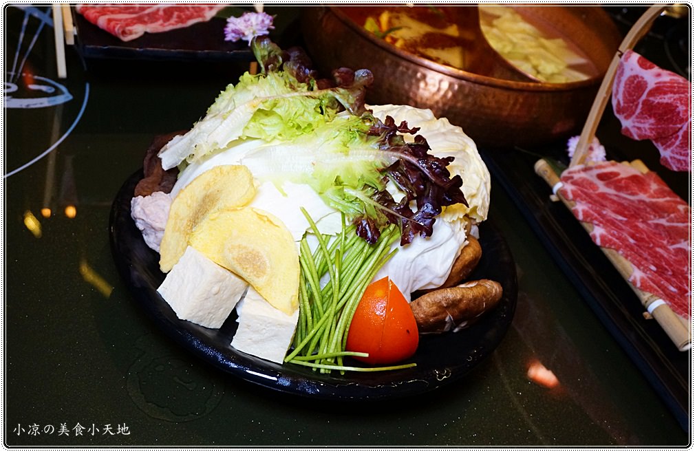 台中火鍋推薦』哈波火鍋 濕式熟成冷藏肉專門║水草燈工業風，另類棉花糖壽喜鍋、握壽司入火鍋？生猛海鮮活跳跳上桌！ - 小凉的美食小天地