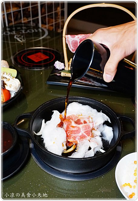 台中火鍋推薦』哈波火鍋 濕式熟成冷藏肉專門║水草燈工業風，另類棉花糖壽喜鍋、握壽司入火鍋？生猛海鮮活跳跳上桌！ - 小凉的美食小天地