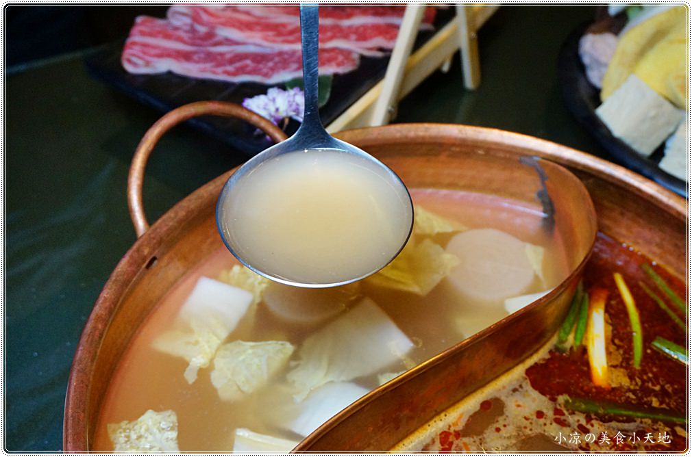 台中火鍋推薦』哈波火鍋 濕式熟成冷藏肉專門║水草燈工業風，另類棉花糖壽喜鍋、握壽司入火鍋？生猛海鮮活跳跳上桌！ - 小凉的美食小天地