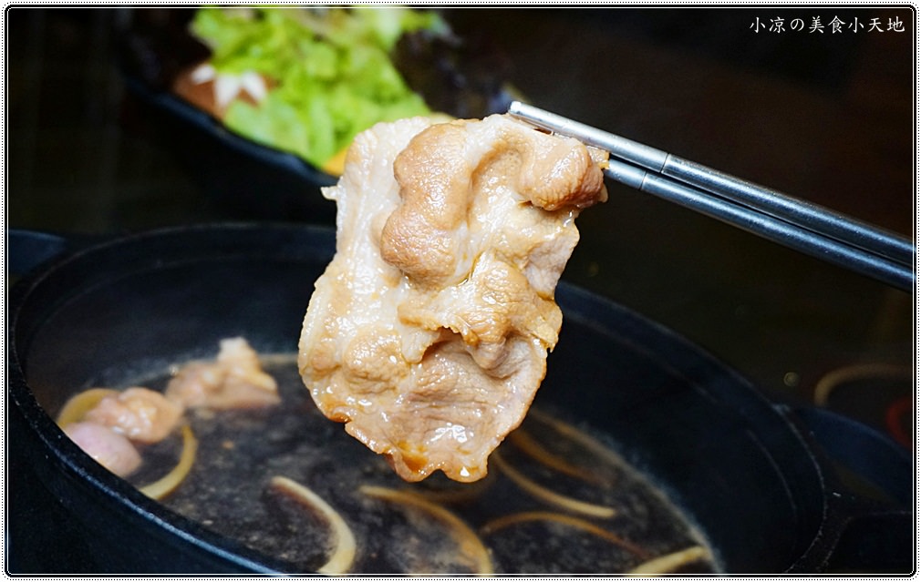 台中火鍋推薦』哈波火鍋 濕式熟成冷藏肉專門║水草燈工業風，另類棉花糖壽喜鍋、握壽司入火鍋？生猛海鮮活跳跳上桌！ - 小凉的美食小天地