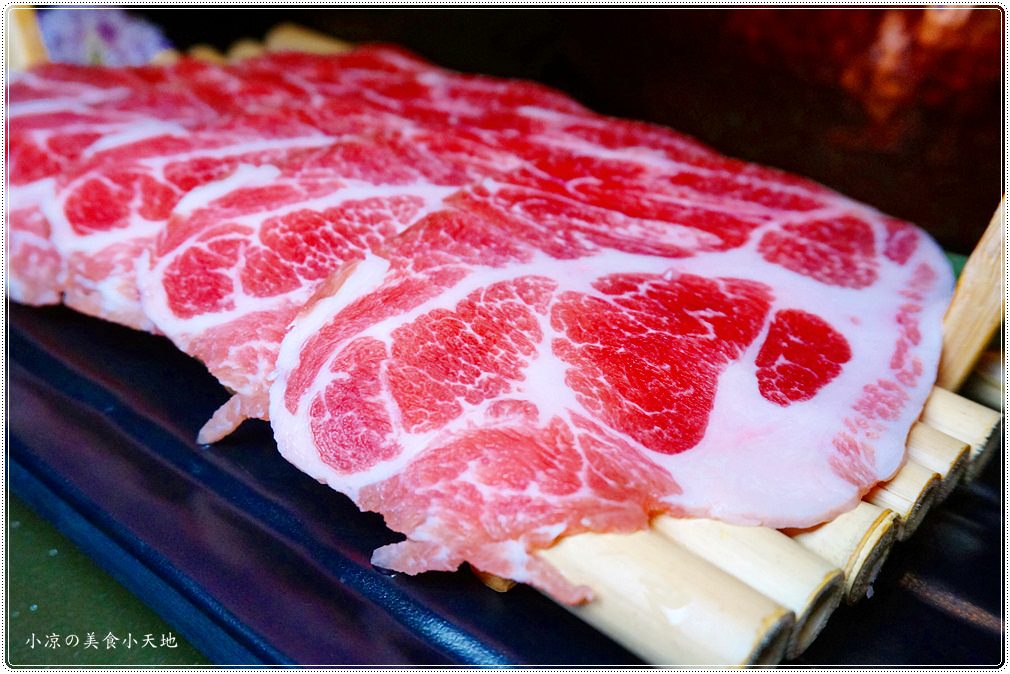 台中火鍋推薦』哈波火鍋 濕式熟成冷藏肉專門║水草燈工業風，另類棉花糖壽喜鍋、握壽司入火鍋？生猛海鮮活跳跳上桌！ - 小凉的美食小天地