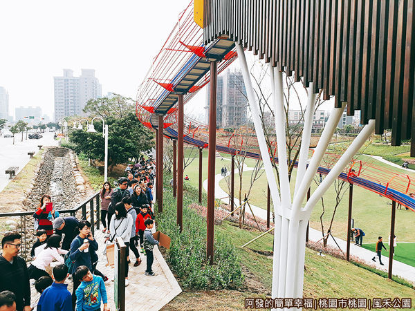 鳳禾公園14-感覺像小型雲霄飛車的軌道.jpg