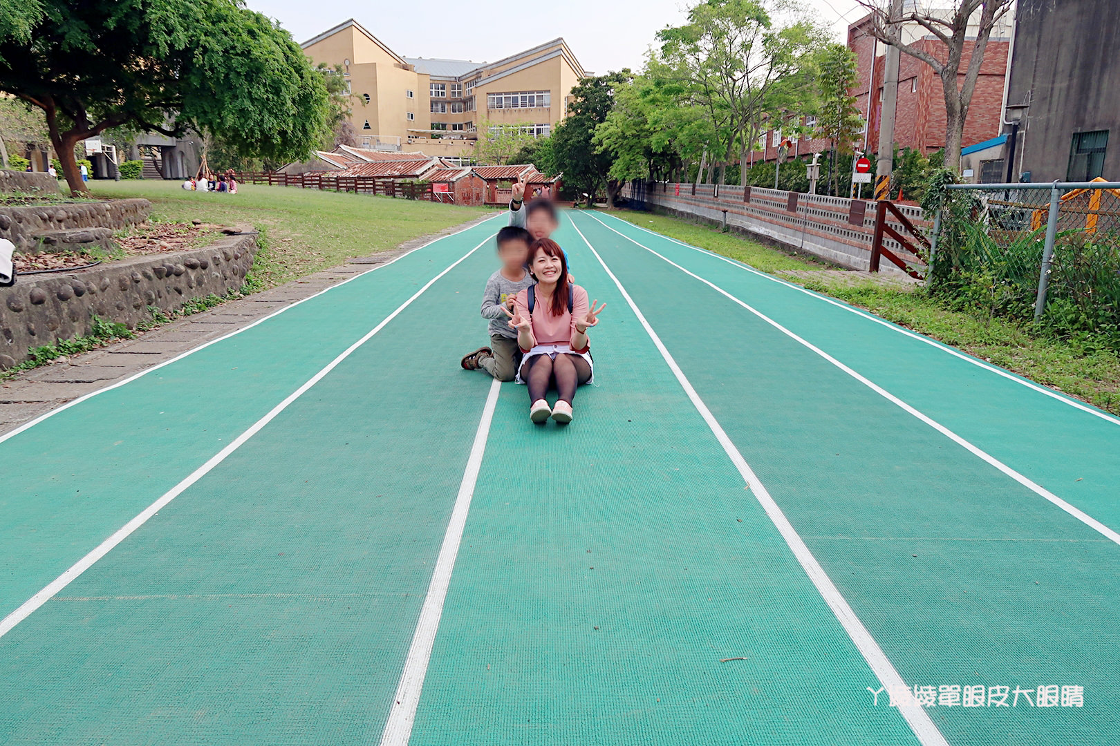 新竹免費旅遊景點推薦！陽光國小紫藤花開了！兩層樓高的彩虹溜滑梯
