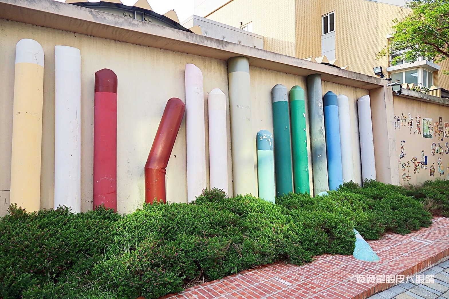 新竹免費旅遊景點推薦！陽光國小紫藤花開了！兩層樓高的彩虹溜滑梯