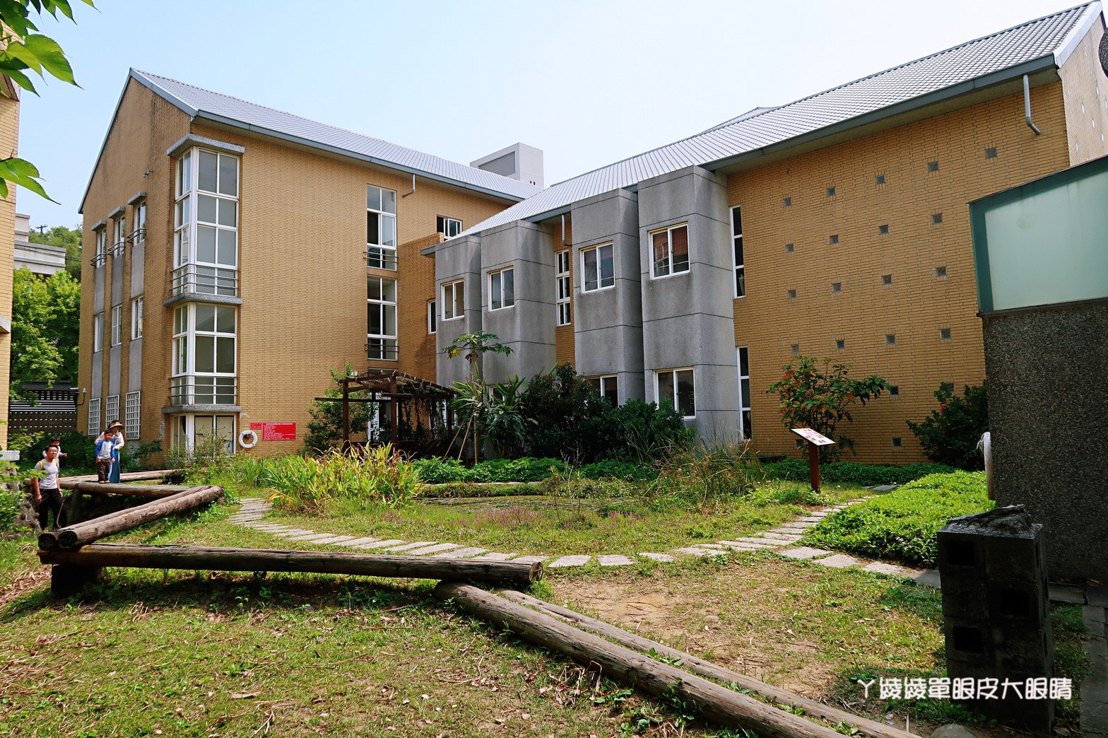 新竹免費旅遊景點推薦！陽光國小紫藤花開了！兩層樓高的彩虹溜滑梯