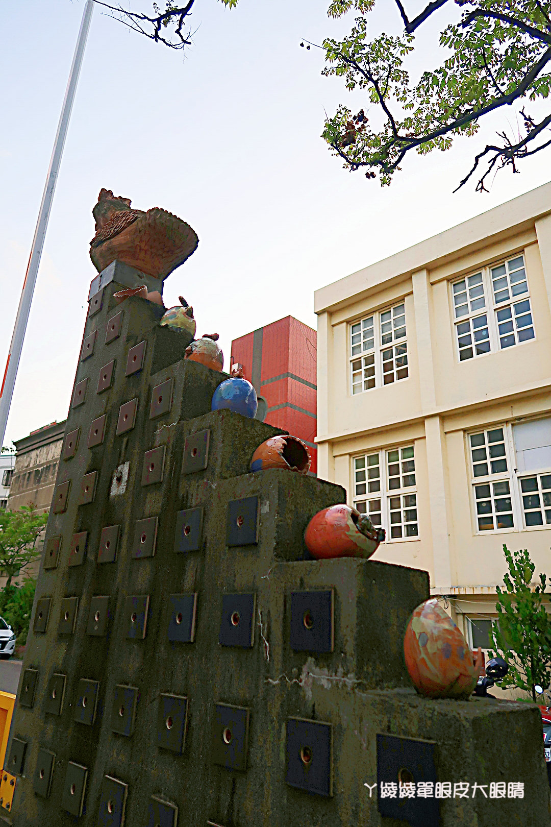 新竹免費旅遊景點推薦！陽光國小紫藤花開了！兩層樓高的彩虹溜滑梯