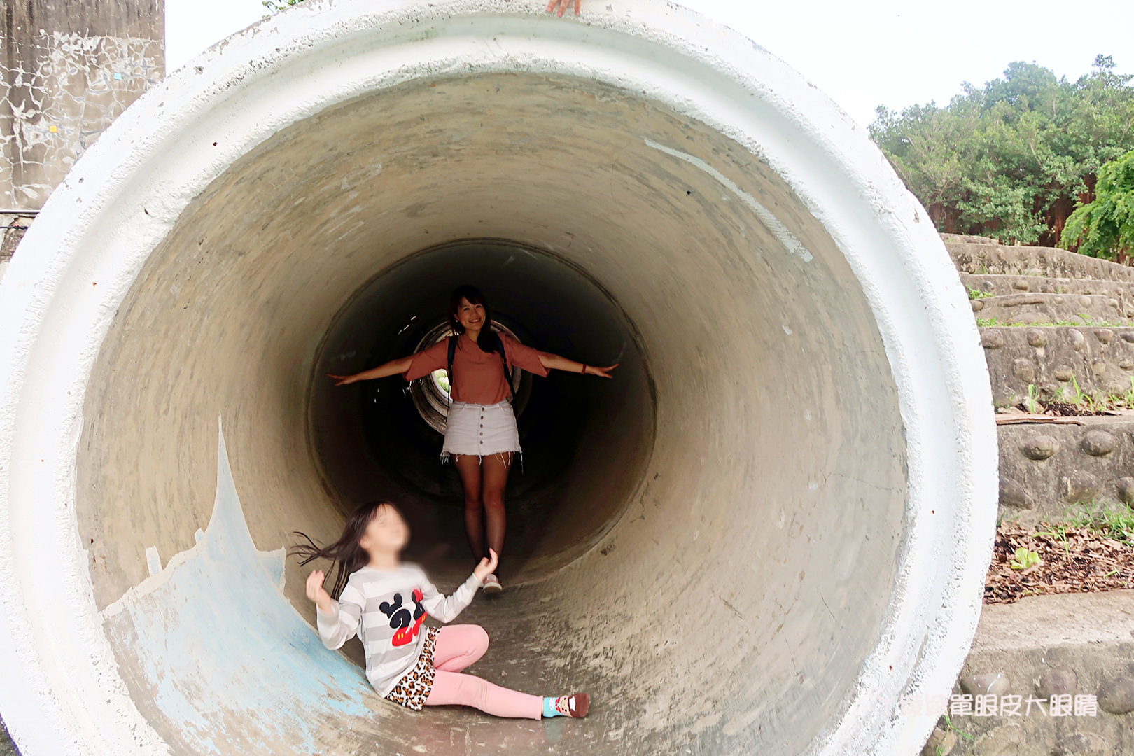 新竹免費旅遊景點推薦！陽光國小紫藤花開了！兩層樓高的彩虹溜滑梯