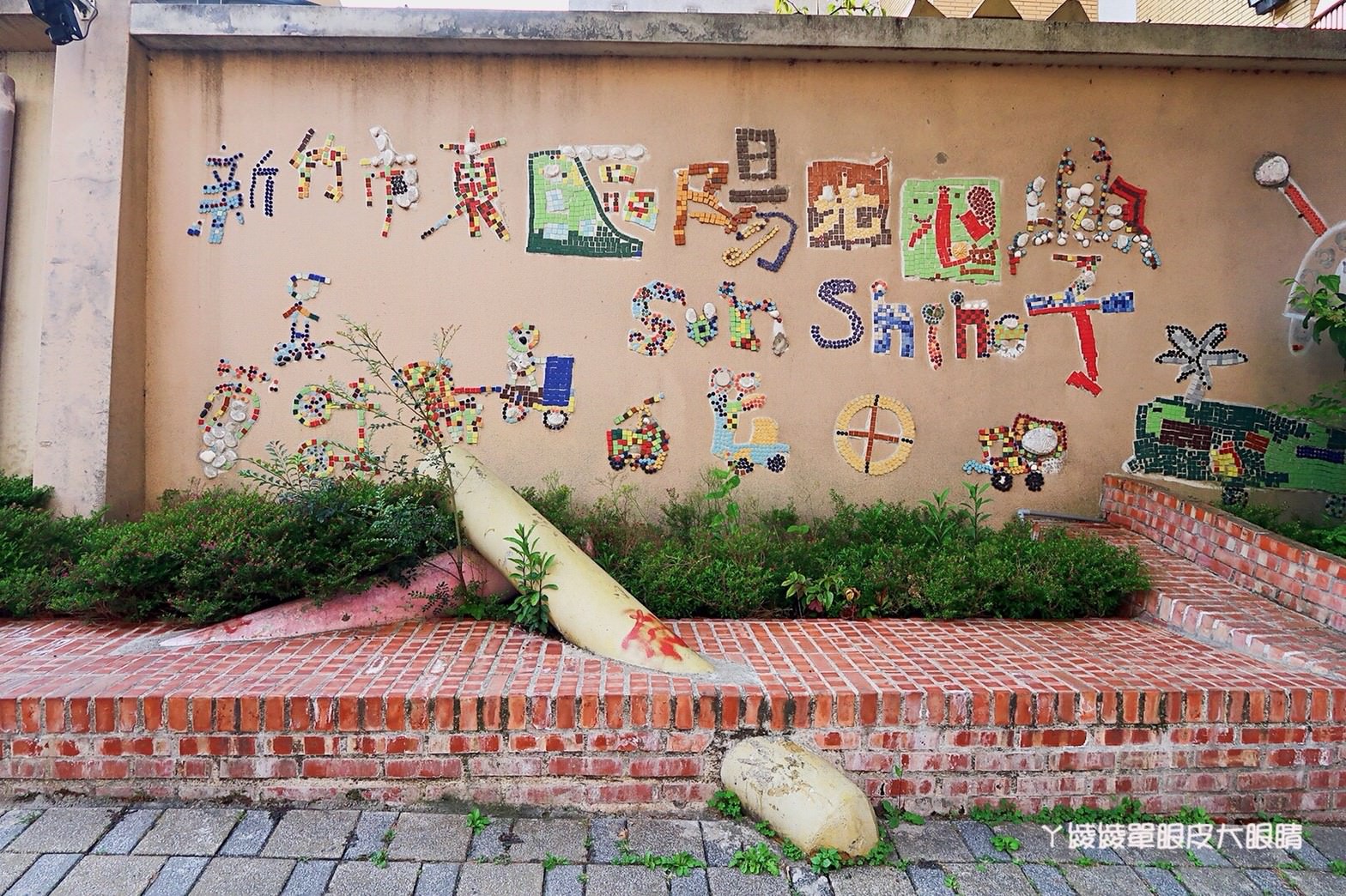 新竹免費旅遊景點推薦！陽光國小紫藤花開了！兩層樓高的彩虹溜滑梯