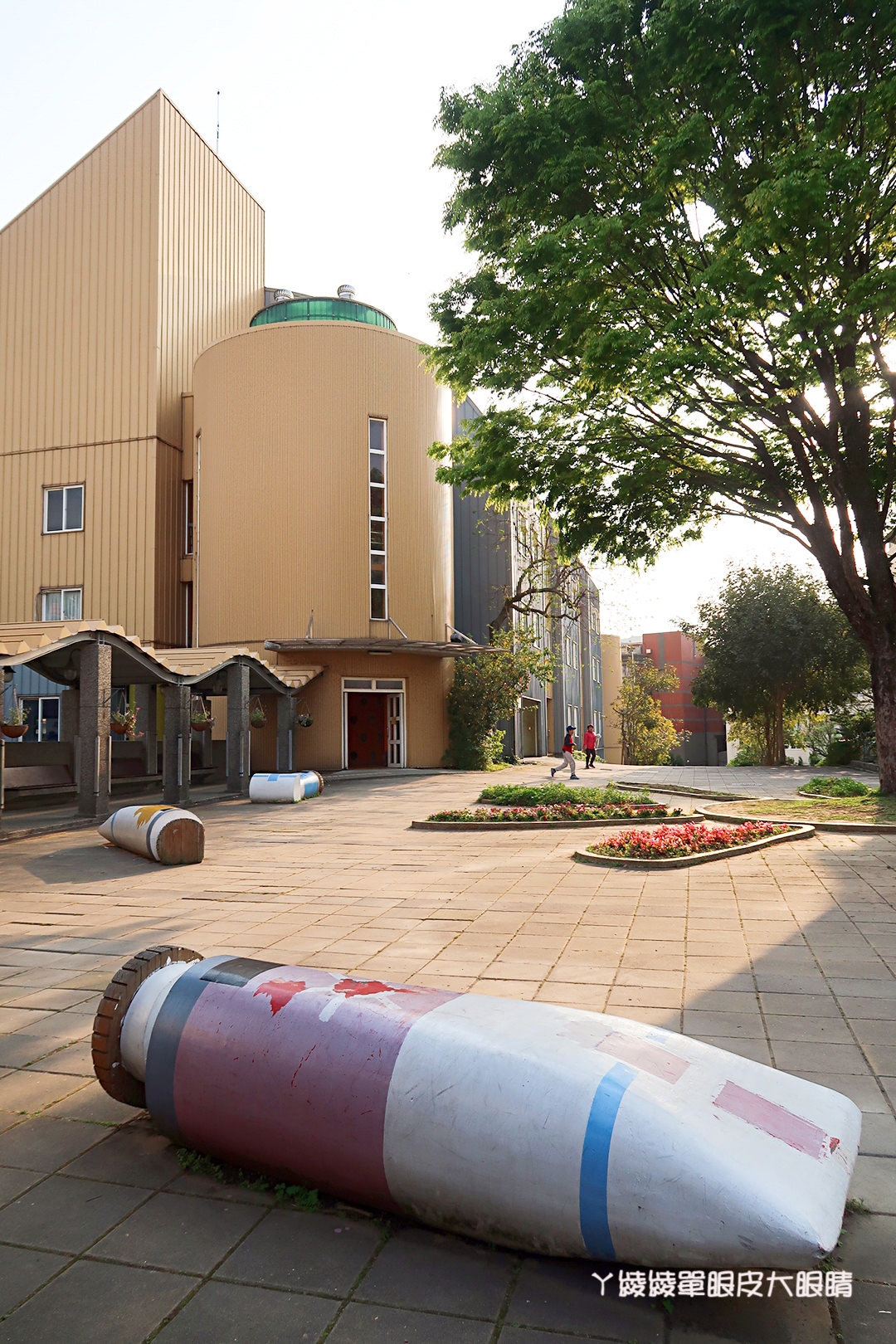 新竹免費旅遊景點推薦！陽光國小紫藤花開了！兩層樓高的彩虹溜滑梯