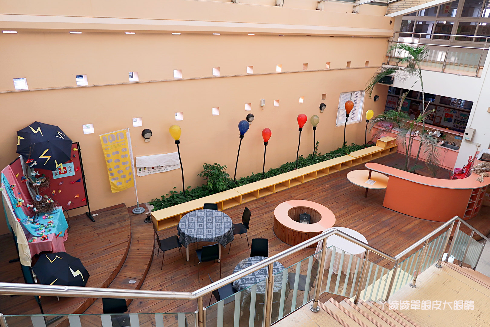 新竹免費旅遊景點推薦！陽光國小紫藤花開了！兩層樓高的彩虹溜滑梯