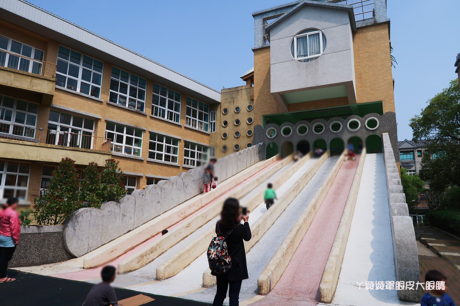 新竹免費旅遊景點推薦！陽光國小紫藤花開了！兩層樓高的彩虹溜滑梯