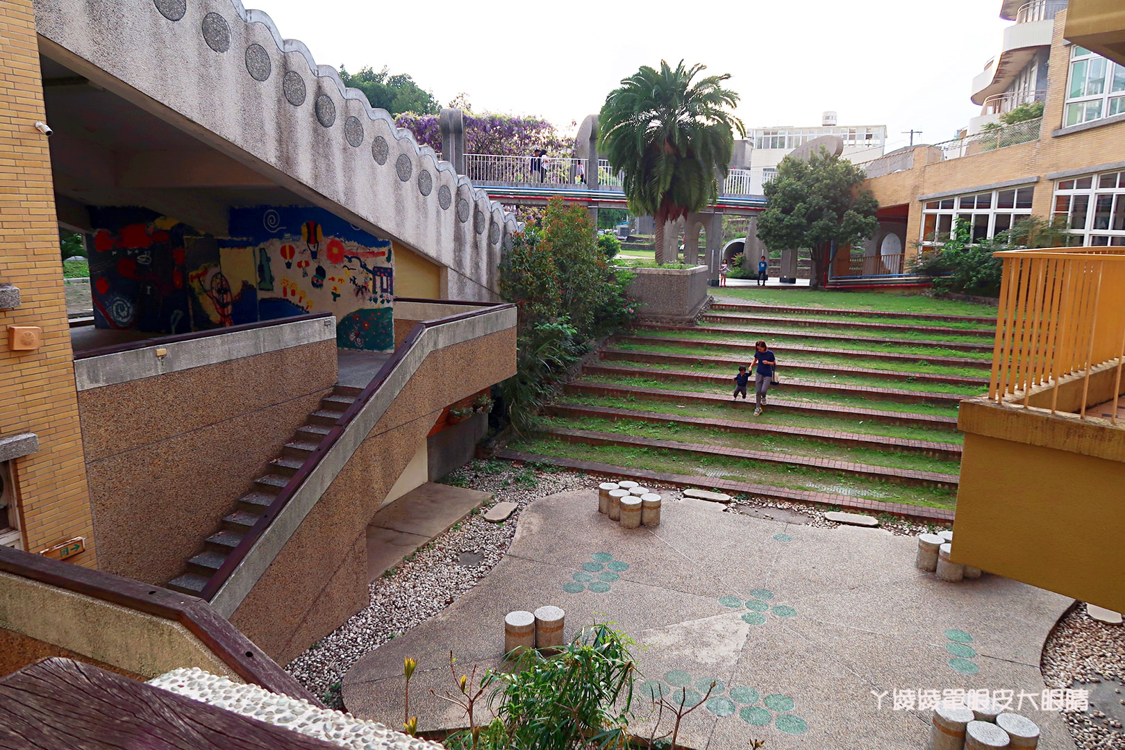 新竹免費旅遊景點推薦！陽光國小紫藤花開了！兩層樓高的彩虹溜滑梯