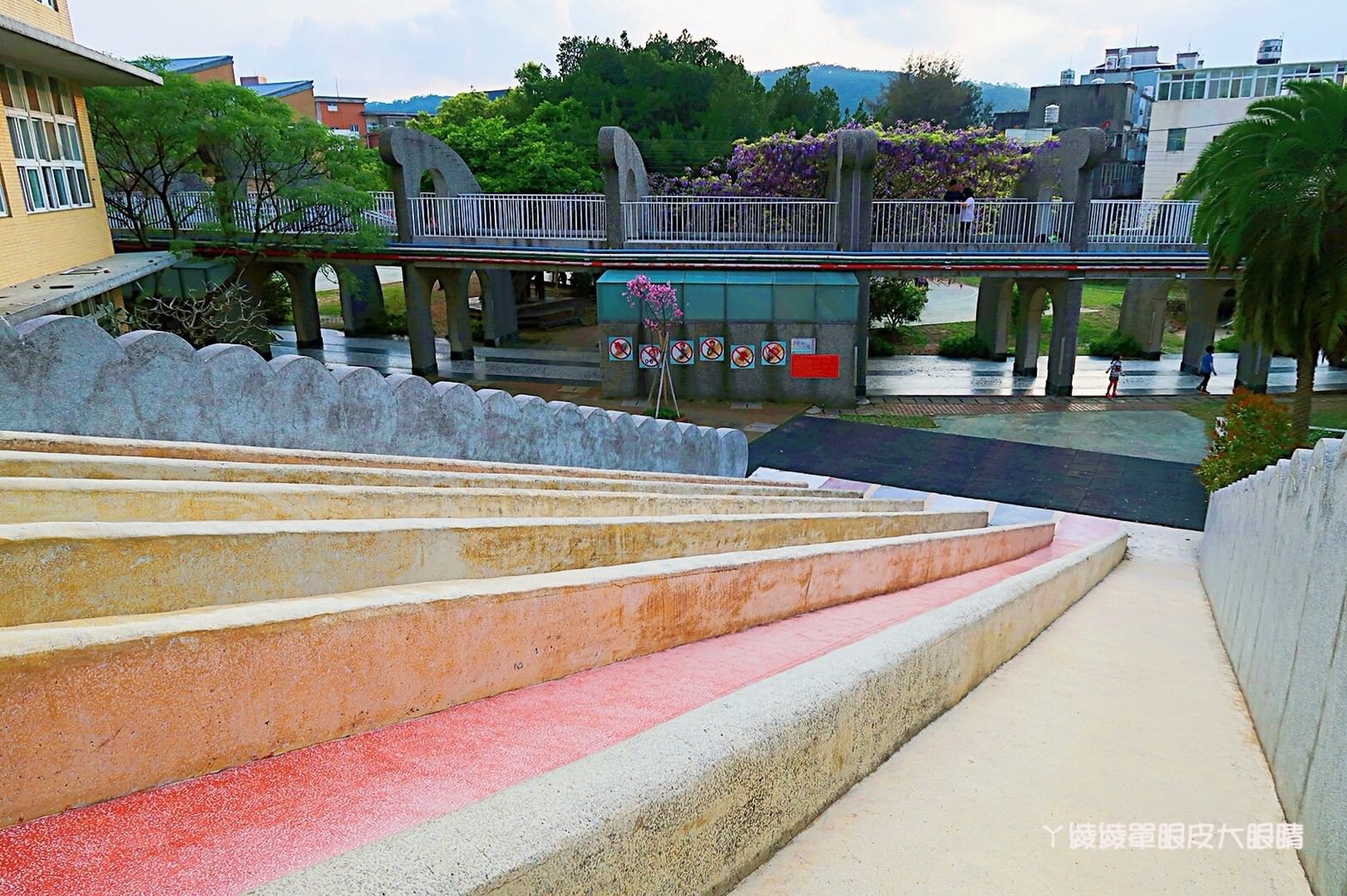 新竹免費旅遊景點推薦！陽光國小紫藤花開了！兩層樓高的彩虹溜滑梯