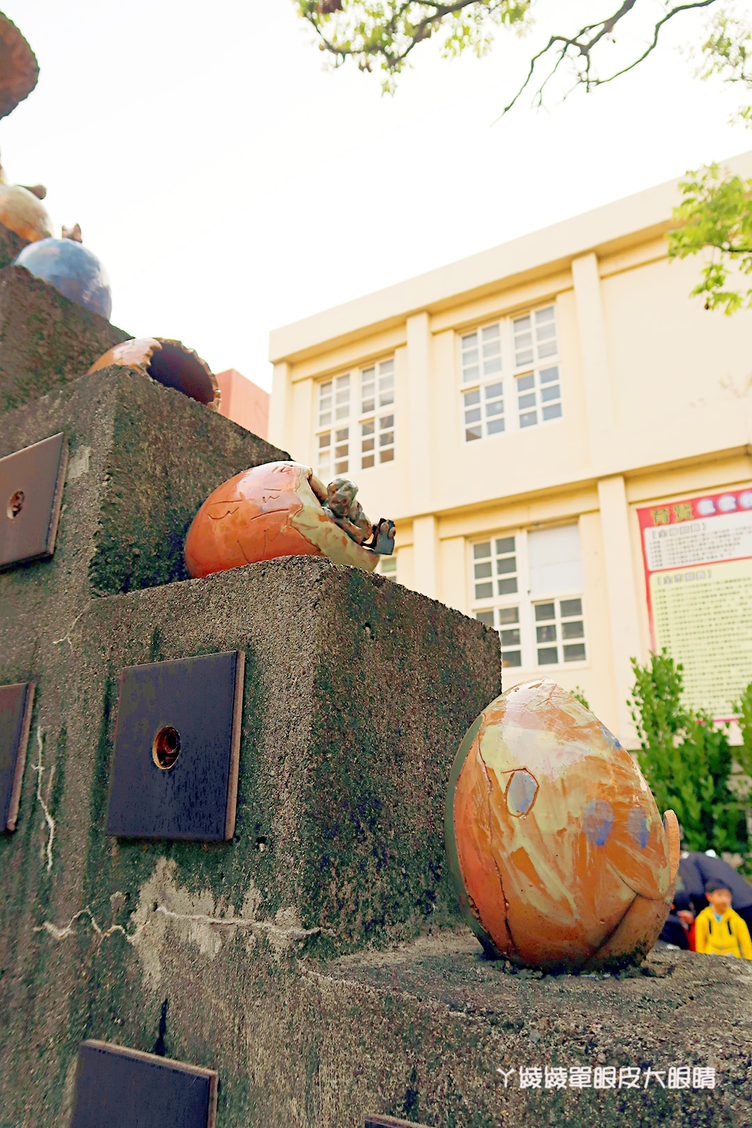 新竹免費旅遊景點推薦！陽光國小紫藤花開了！兩層樓高的彩虹溜滑梯