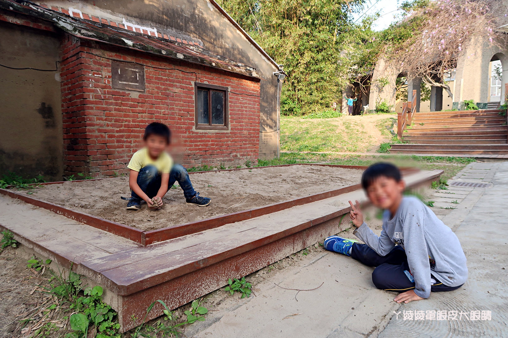 新竹免費旅遊景點推薦！陽光國小紫藤花開了！兩層樓高的彩虹溜滑梯