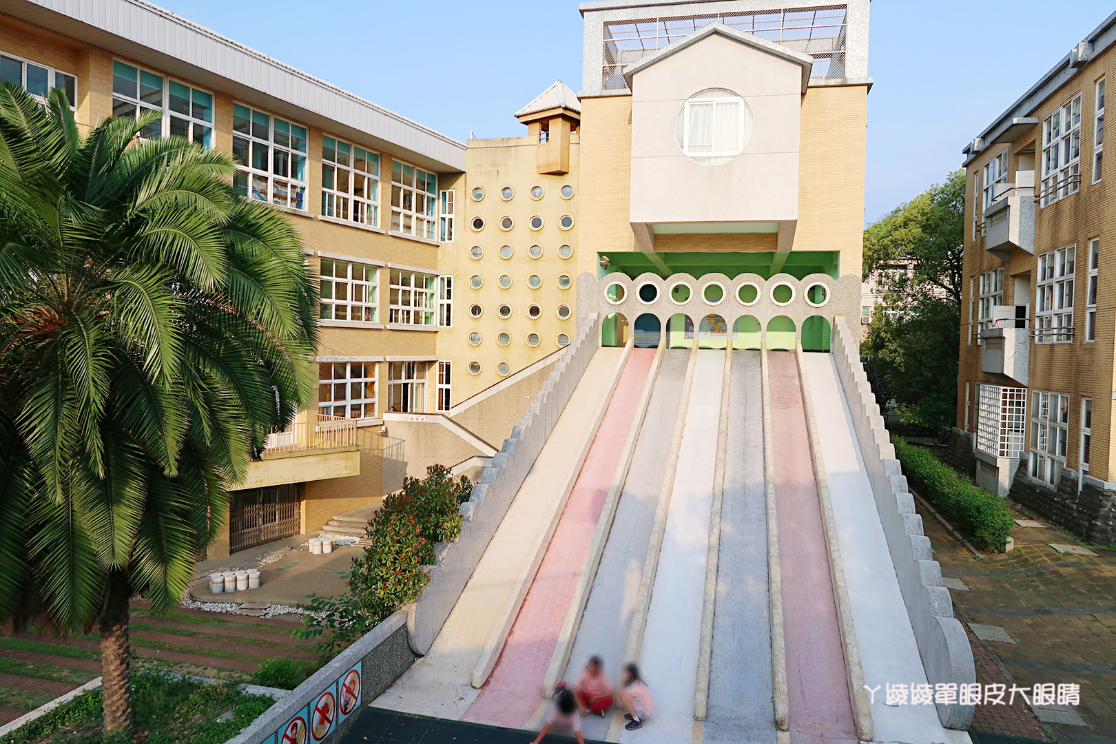 新竹免費旅遊景點推薦！陽光國小紫藤花開了！兩層樓高的彩虹溜滑梯