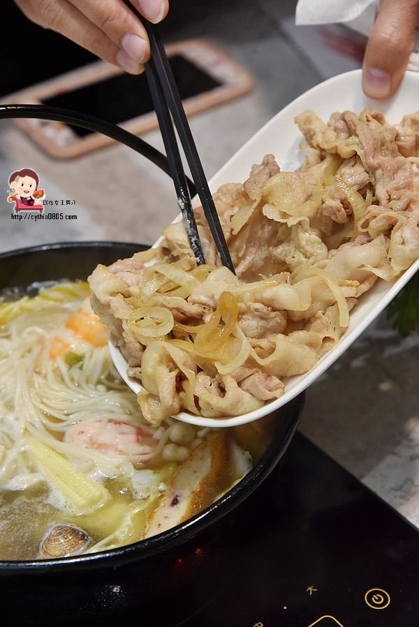 桃園區美食-原創屋石頭火鍋-無油煙的石頭火鍋，湯頭好喝又健康 (邀約) @民宿女王芽月-美食.旅遊.全台趴趴走