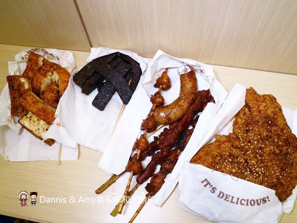 《新竹城隍廟小吃》新竹維縈家鄉碳烤雞排(原新竹清大創始店)。 先炸後烤一手無法掌握的大雞排︱阿忠冰店旁（影片）