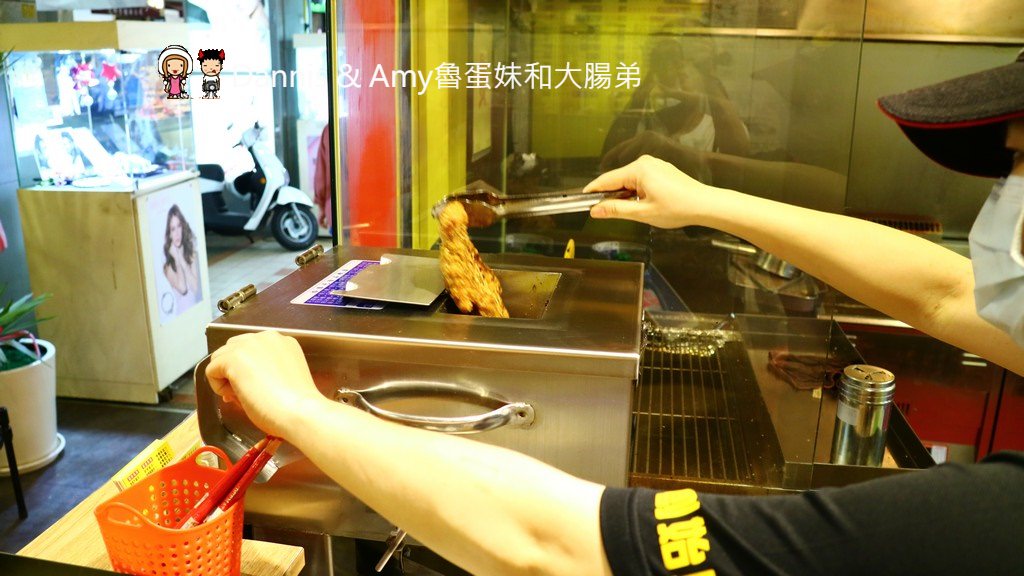 《新竹城隍廟小吃》新竹維縈家鄉碳烤雞排(原新竹清大創始店)。 先炸後烤一手無法掌握的大雞排︱阿忠冰店旁（影片）