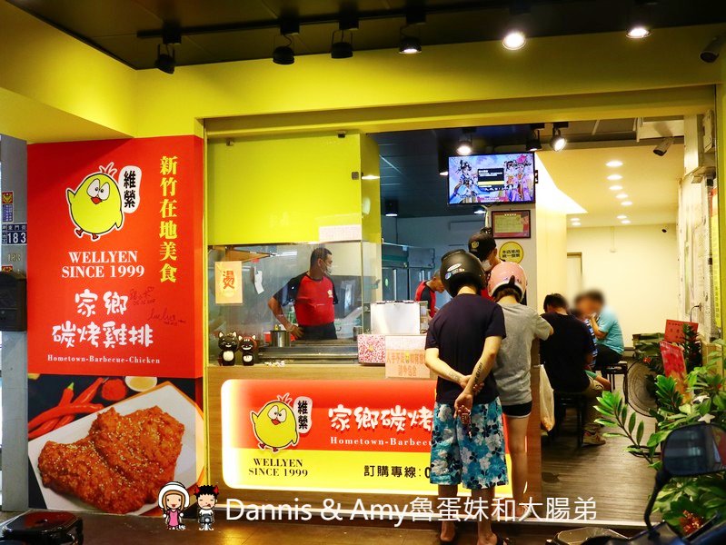 《新竹城隍廟小吃》新竹維縈家鄉碳烤雞排(原新竹清大創始店)。 先炸後烤一手無法掌握的大雞排︱阿忠冰店旁（影片）