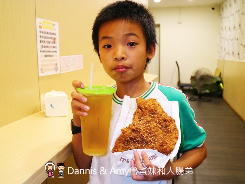 《新竹城隍廟小吃》新竹維縈家鄉碳烤雞排(原新竹清大創始店)。 先炸後烤一手無法掌握的大雞排︱阿忠冰店旁（影片）