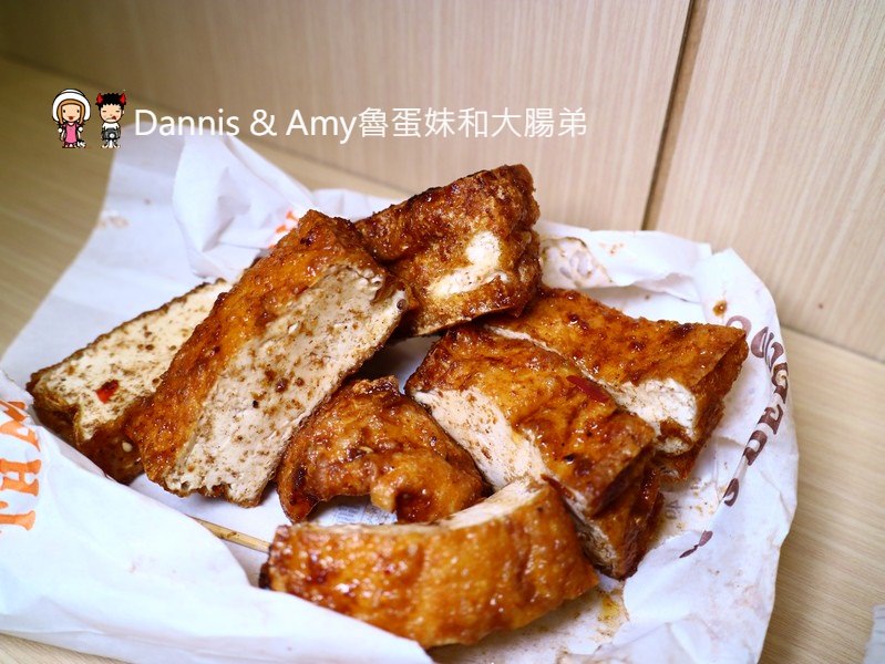 《新竹城隍廟小吃》新竹維縈家鄉碳烤雞排(原新竹清大創始店)。 先炸後烤一手無法掌握的大雞排︱阿忠冰店旁（影片）