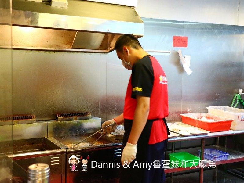 《新竹城隍廟小吃》新竹維縈家鄉碳烤雞排(原新竹清大創始店)。 先炸後烤一手無法掌握的大雞排︱阿忠冰店旁（影片）