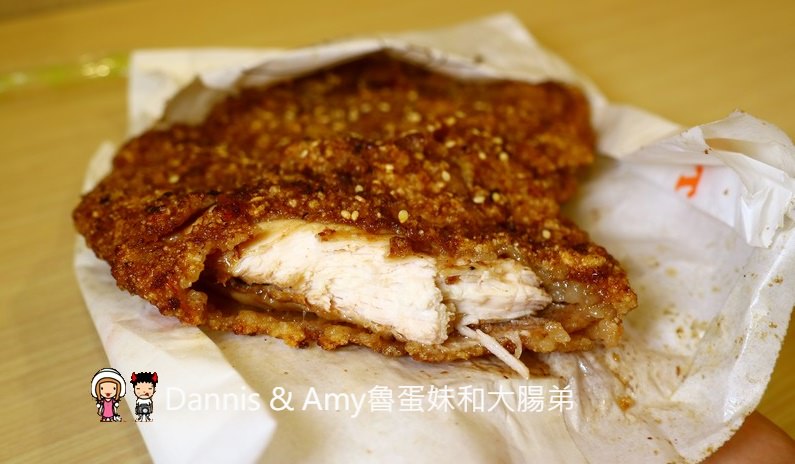 《新竹城隍廟小吃》新竹維縈家鄉碳烤雞排(原新竹清大創始店)。 先炸後烤一手無法掌握的大雞排︱阿忠冰店旁（影片）