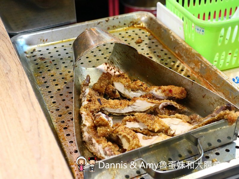《新竹城隍廟小吃》新竹維縈家鄉碳烤雞排(原新竹清大創始店)。 先炸後烤一手無法掌握的大雞排︱阿忠冰店旁（影片）