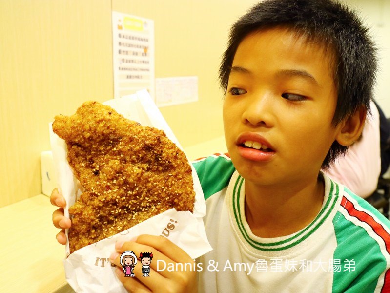 《新竹城隍廟小吃》新竹維縈家鄉碳烤雞排(原新竹清大創始店)。 先炸後烤一手無法掌握的大雞排︱阿忠冰店旁（影片）