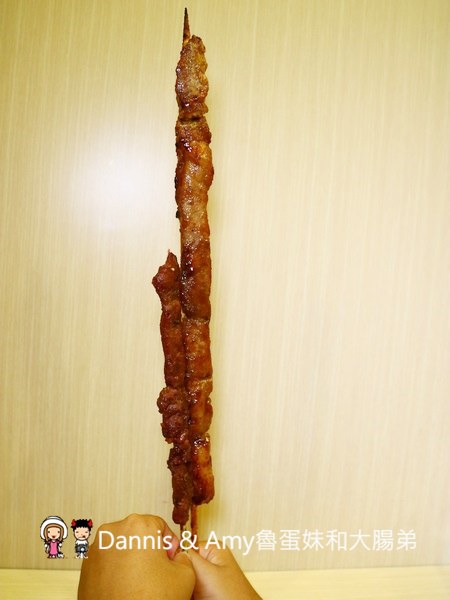 《新竹城隍廟小吃》新竹維縈家鄉碳烤雞排(原新竹清大創始店)。 先炸後烤一手無法掌握的大雞排︱阿忠冰店旁（影片）