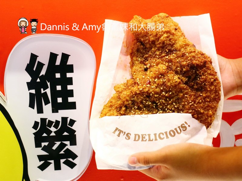 《新竹城隍廟小吃》新竹維縈家鄉碳烤雞排(原新竹清大創始店)。 先炸後烤一手無法掌握的大雞排︱阿忠冰店旁（影片）