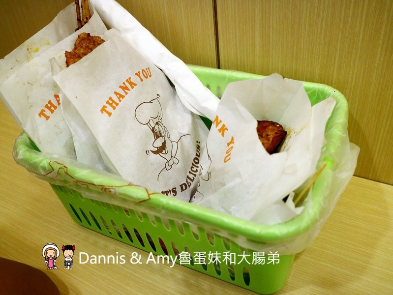 《新竹城隍廟小吃》新竹維縈家鄉碳烤雞排(原新竹清大創始店)。 先炸後烤一手無法掌握的大雞排︱阿忠冰店旁（影片）