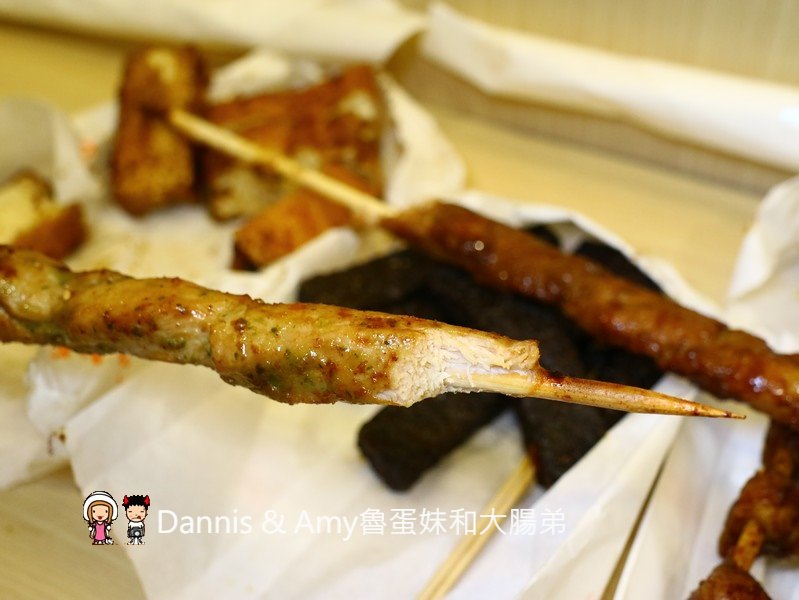 《新竹城隍廟小吃》新竹維縈家鄉碳烤雞排(原新竹清大創始店)。 先炸後烤一手無法掌握的大雞排︱阿忠冰店旁（影片）