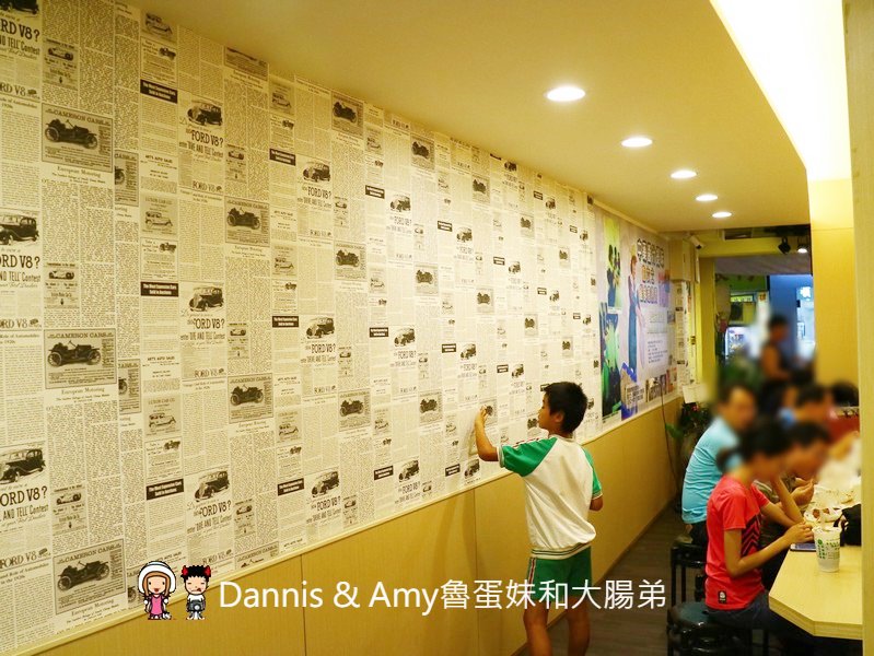 《新竹城隍廟小吃》新竹維縈家鄉碳烤雞排(原新竹清大創始店)。 先炸後烤一手無法掌握的大雞排︱阿忠冰店旁（影片）