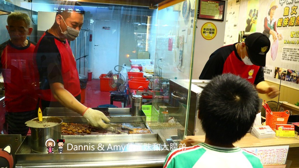 《新竹城隍廟小吃》新竹維縈家鄉碳烤雞排(原新竹清大創始店)。 先炸後烤一手無法掌握的大雞排︱阿忠冰店旁（影片）