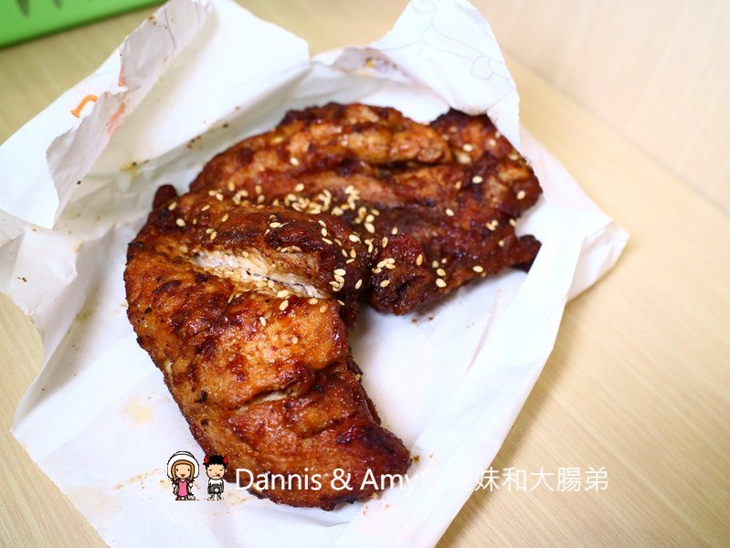 《新竹城隍廟小吃》新竹維縈家鄉碳烤雞排(原新竹清大創始店)。 先炸後烤一手無法掌握的大雞排︱阿忠冰店旁（影片）