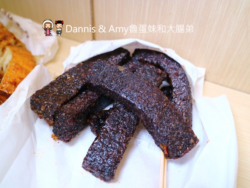 《新竹城隍廟小吃》新竹維縈家鄉碳烤雞排(原新竹清大創始店)。 先炸後烤一手無法掌握的大雞排︱阿忠冰店旁（影片）