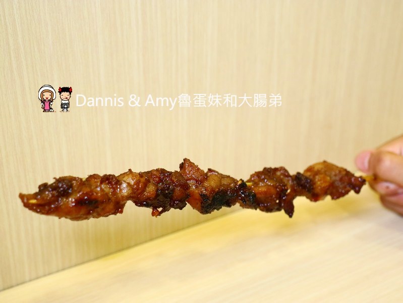 《新竹城隍廟小吃》新竹維縈家鄉碳烤雞排(原新竹清大創始店)。 先炸後烤一手無法掌握的大雞排︱阿忠冰店旁（影片）