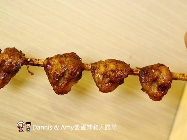 《新竹城隍廟小吃》新竹維縈家鄉碳烤雞排(原新竹清大創始店)。 先炸後烤一手無法掌握的大雞排︱阿忠冰店旁（影片）