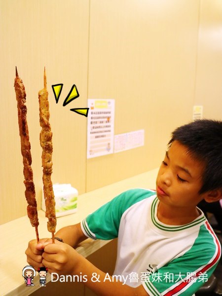 《新竹城隍廟小吃》新竹維縈家鄉碳烤雞排(原新竹清大創始店)。 先炸後烤一手無法掌握的大雞排︱阿忠冰店旁（影片）