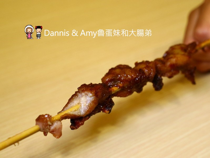 《新竹城隍廟小吃》新竹維縈家鄉碳烤雞排(原新竹清大創始店)。 先炸後烤一手無法掌握的大雞排︱阿忠冰店旁（影片）