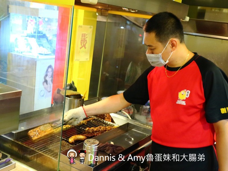 《新竹城隍廟小吃》新竹維縈家鄉碳烤雞排(原新竹清大創始店)。 先炸後烤一手無法掌握的大雞排︱阿忠冰店旁（影片）