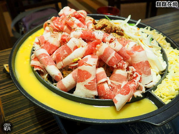 糕糕在尚(豐原店)： 糕糕在尚豐原店不只有韓國烤肉，澎湃的豆腐鍋，肉片堆起來像座小山！