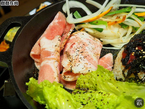 糕糕在尚(豐原店)： 糕糕在尚豐原店不只有韓國烤肉，澎湃的豆腐鍋，肉片堆起來像座小山！