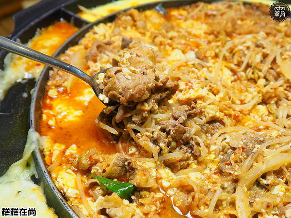 糕糕在尚(豐原店)： 糕糕在尚豐原店不只有韓國烤肉，澎湃的豆腐鍋，肉片堆起來像座小山！