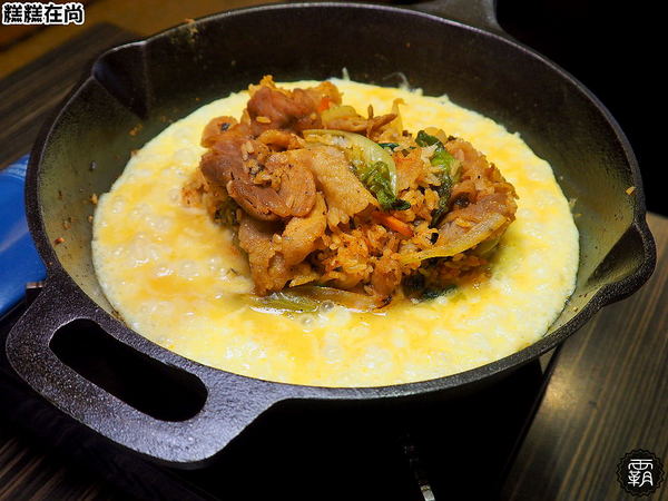 糕糕在尚(豐原店)： 糕糕在尚豐原店不只有韓國烤肉，澎湃的豆腐鍋，肉片堆起來像座小山！