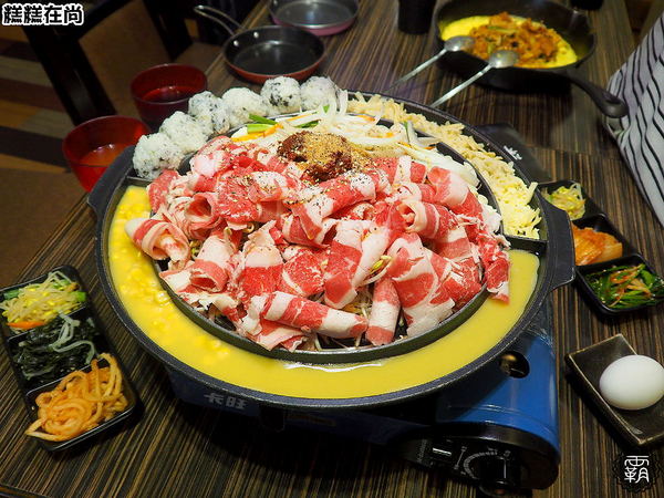 糕糕在尚(豐原店)： 糕糕在尚豐原店不只有韓國烤肉，澎湃的豆腐鍋，肉片堆起來像座小山！